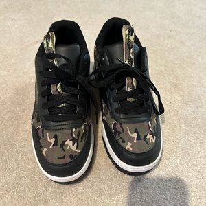 Heelys reebok camo Size 8